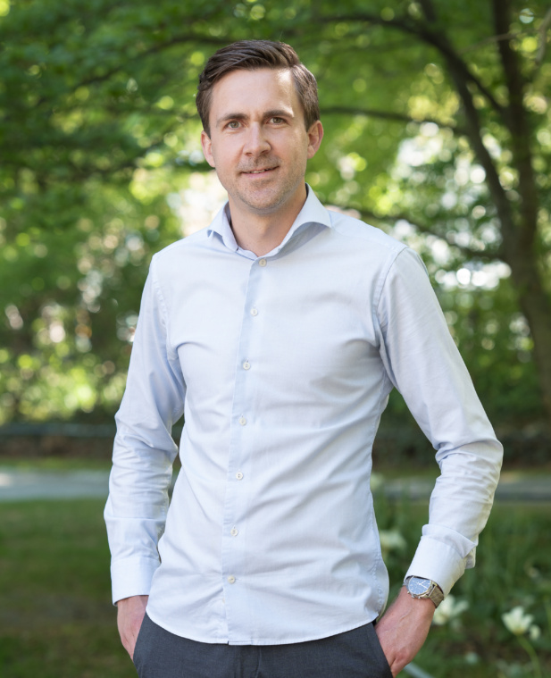 Alexander Hallström (parental leave)